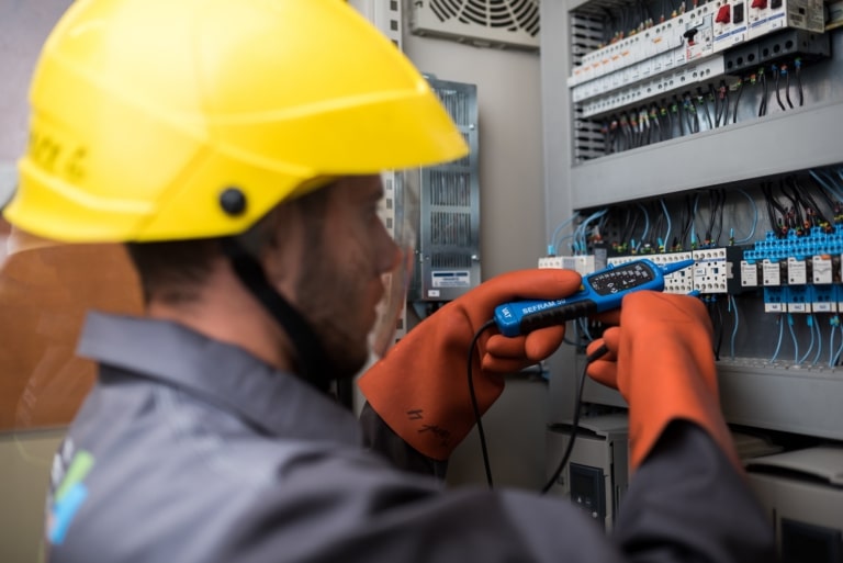 PErsonne en train de réaliser la maintenance d'un système industriel