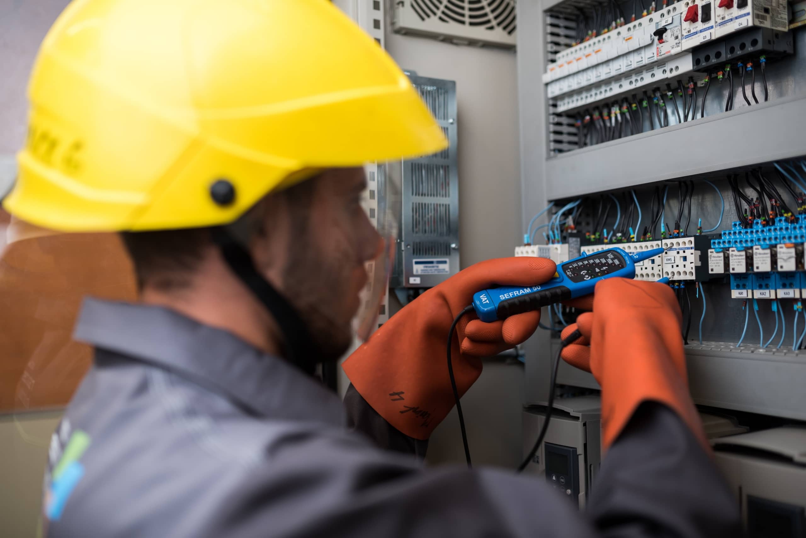 Personne en train de réaliser la maintenance d'un système industriel