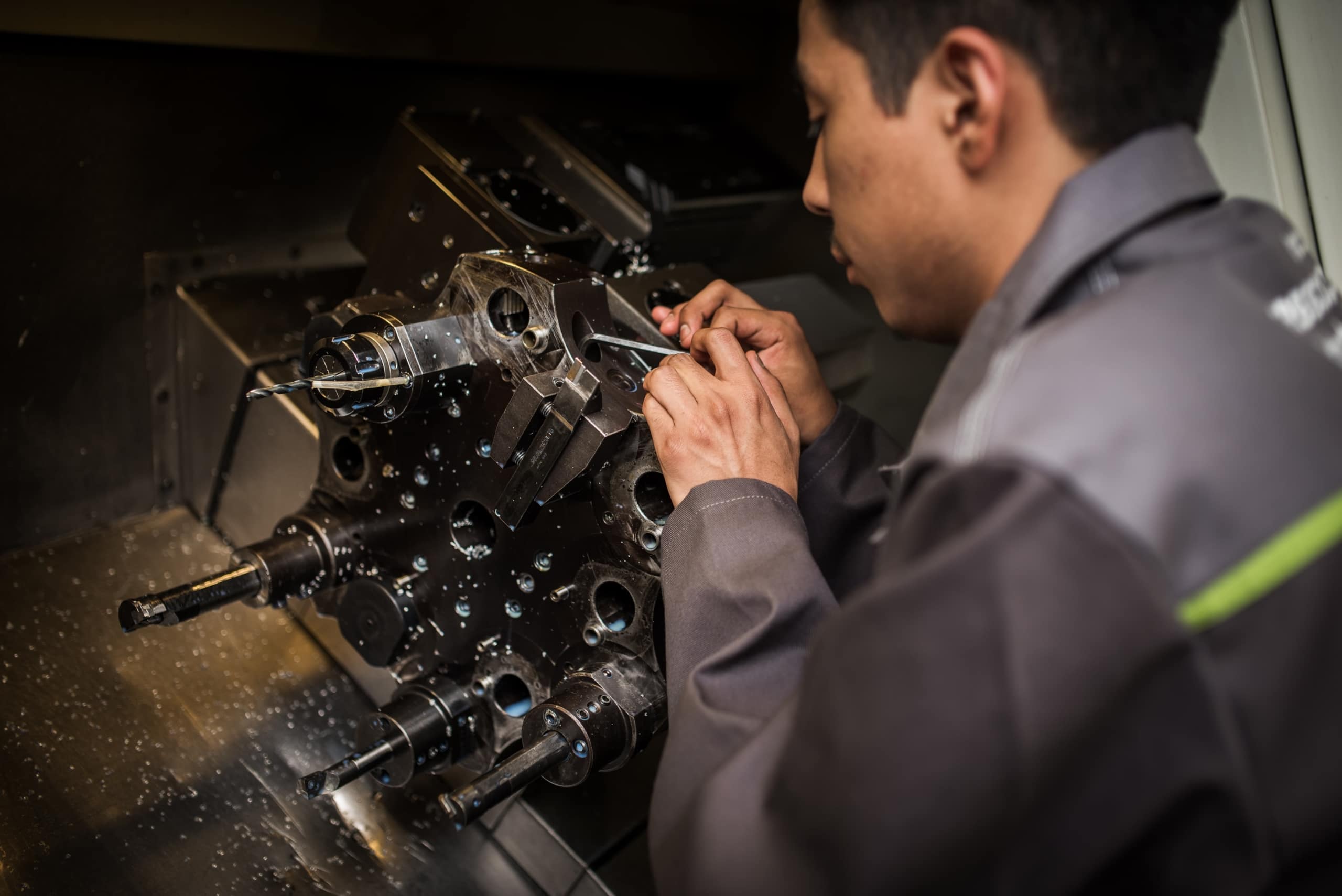 Opérateur sur machine à commande numérique pour usinage de pièce