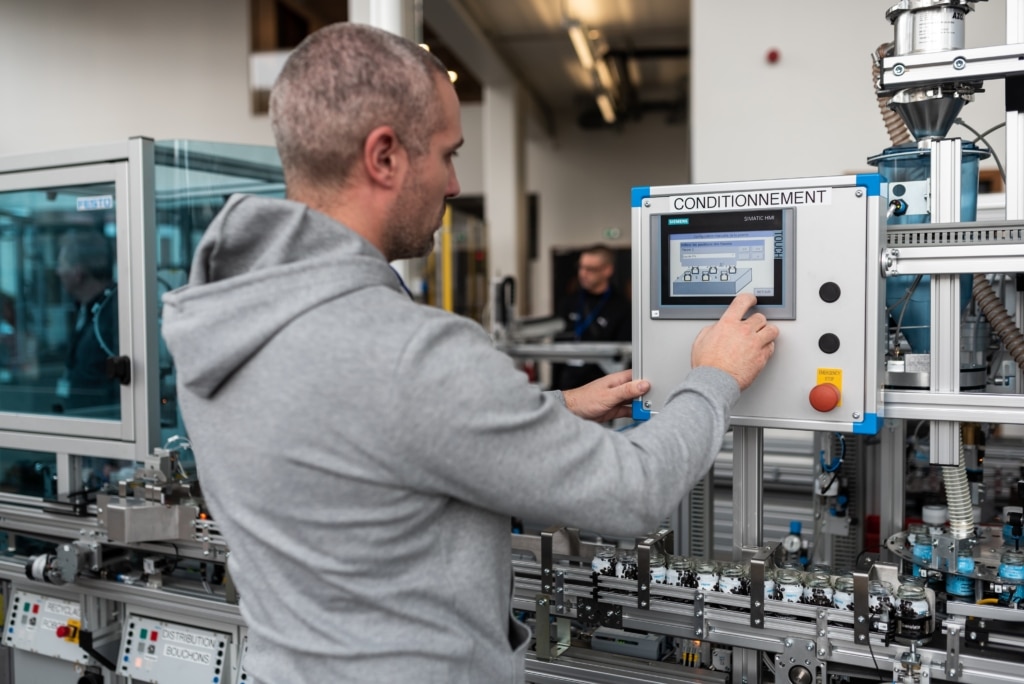 Technicien sur ligne de production automatisée pour piloter la production